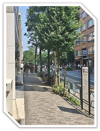 A4出口を左方向にまっすぐ進む