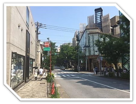 プラダとカルティエのショップがある交差点を左折