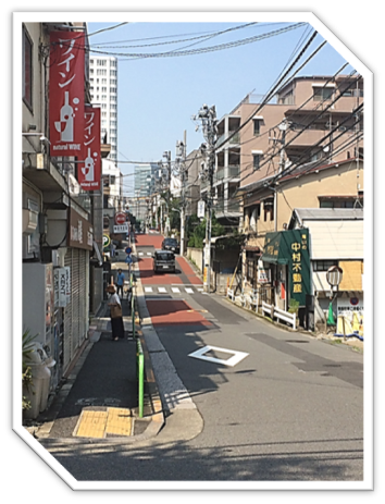 このような道をさらにまっすぐ進む